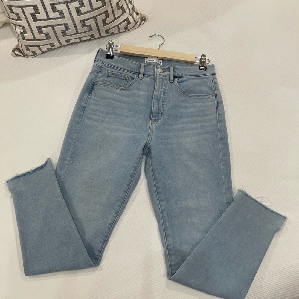 NWOT! LOFT Light Wash Distressed Skinny Ankle Jeans